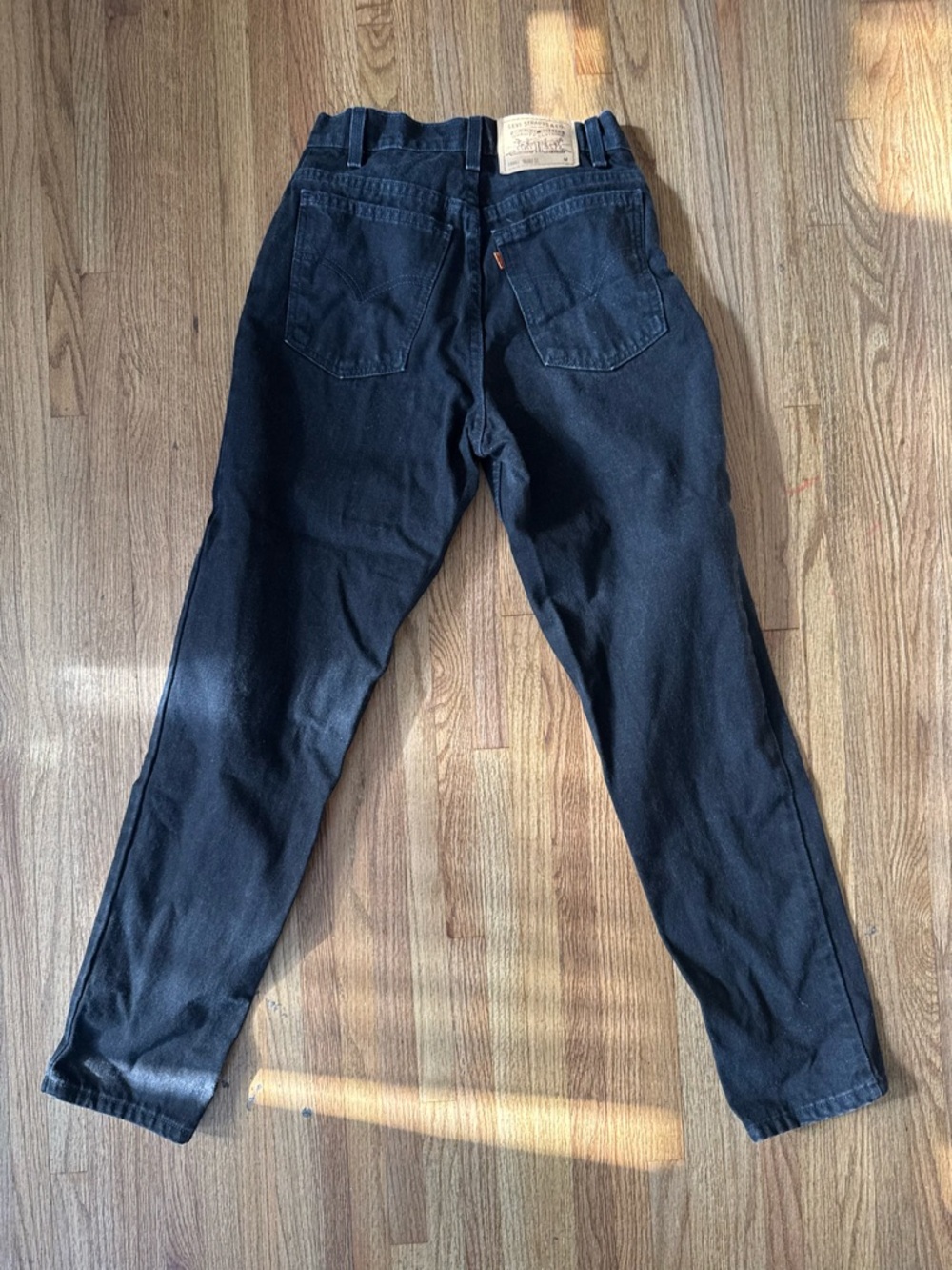 Vintage orange tab Levi’s 950
RELAXED FIT
TAPERED LEG